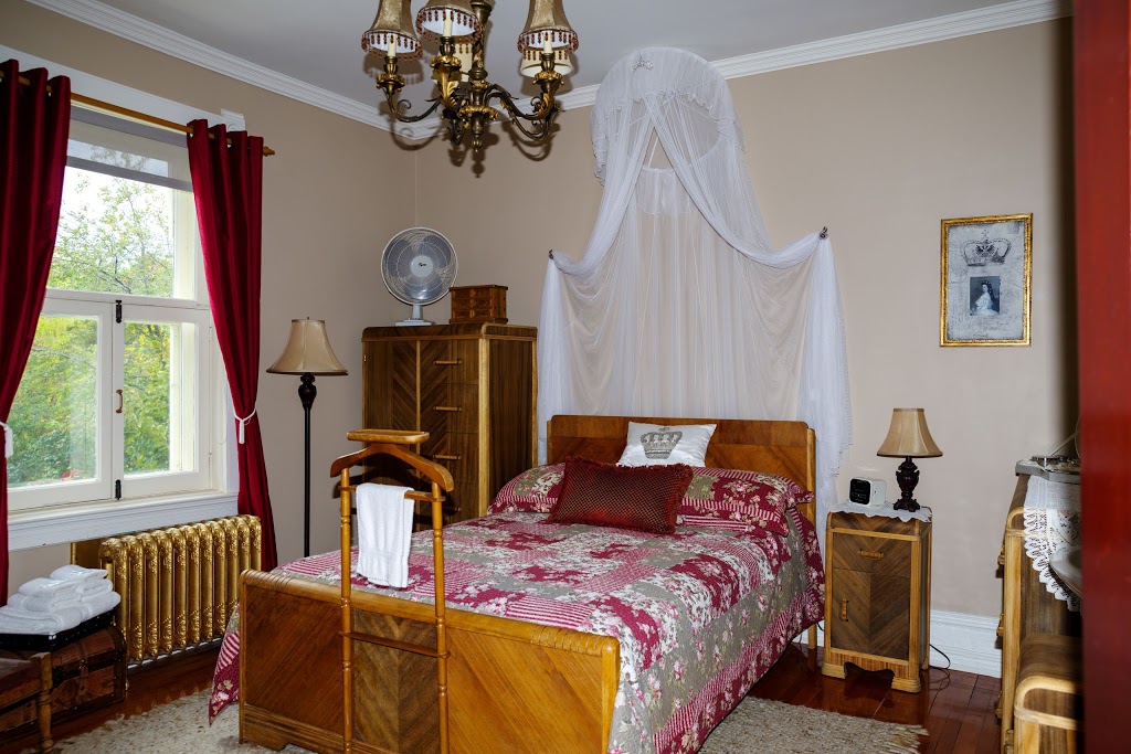 Gîte et Café-Bistro de la Tour | 300 Rue Sainte-Anne, Sainte-Anne-de-la-Pérade, QC G0X 2J0, Canada | Phone: (418) 325-1746