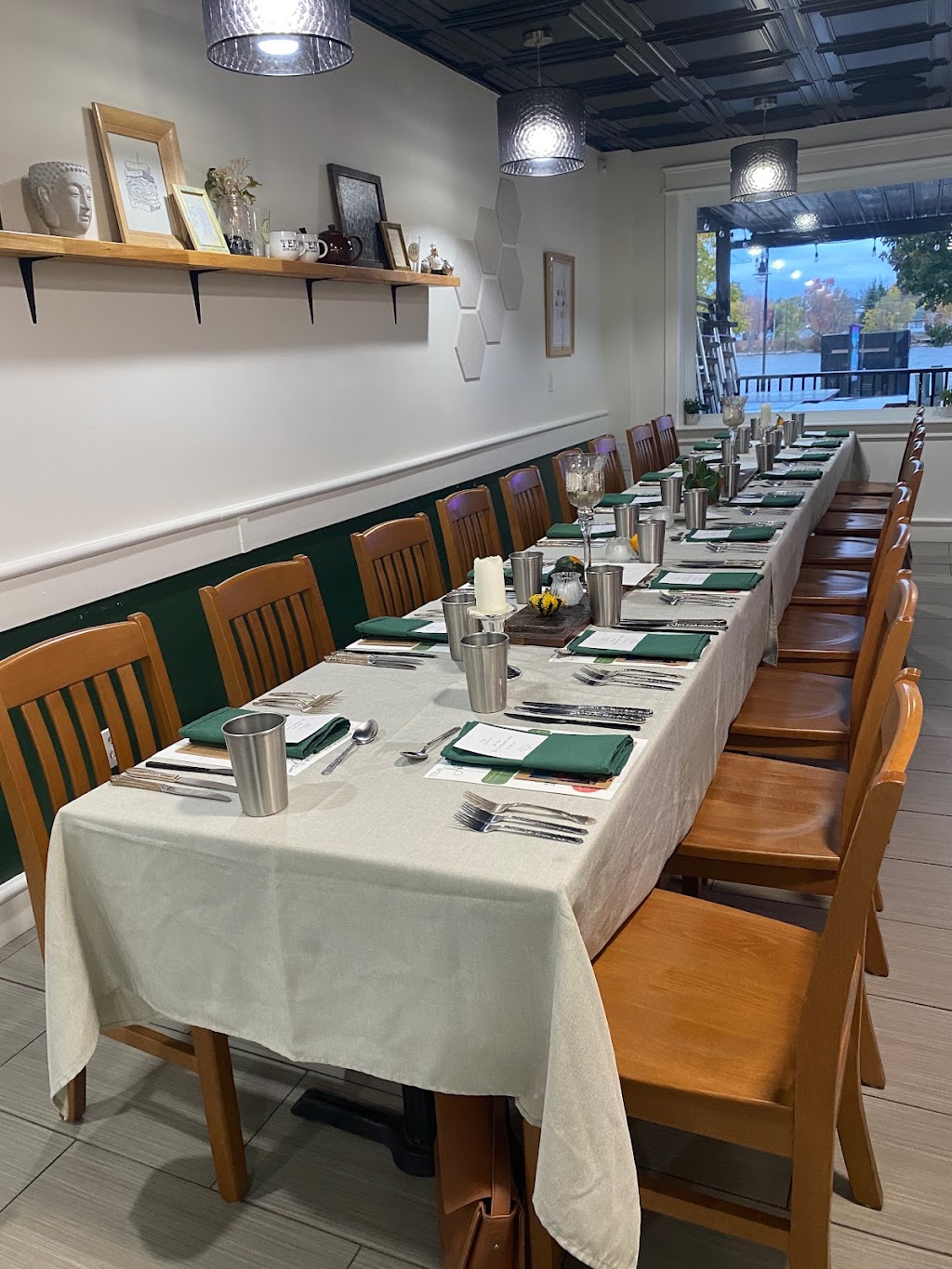 The Counter Restaurant | 11 Front St, Trenton, ON K8V 4N3, Canada | Phone: (613) 392-0168