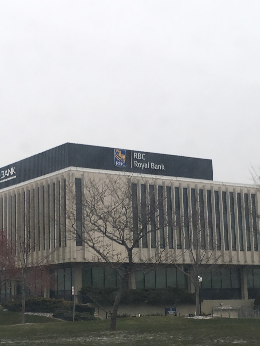 RBC Royal Bank | 6205 Airport Rd, Mississauga, ON L4V 1E1, Canada | Phone: (905) 671-6262