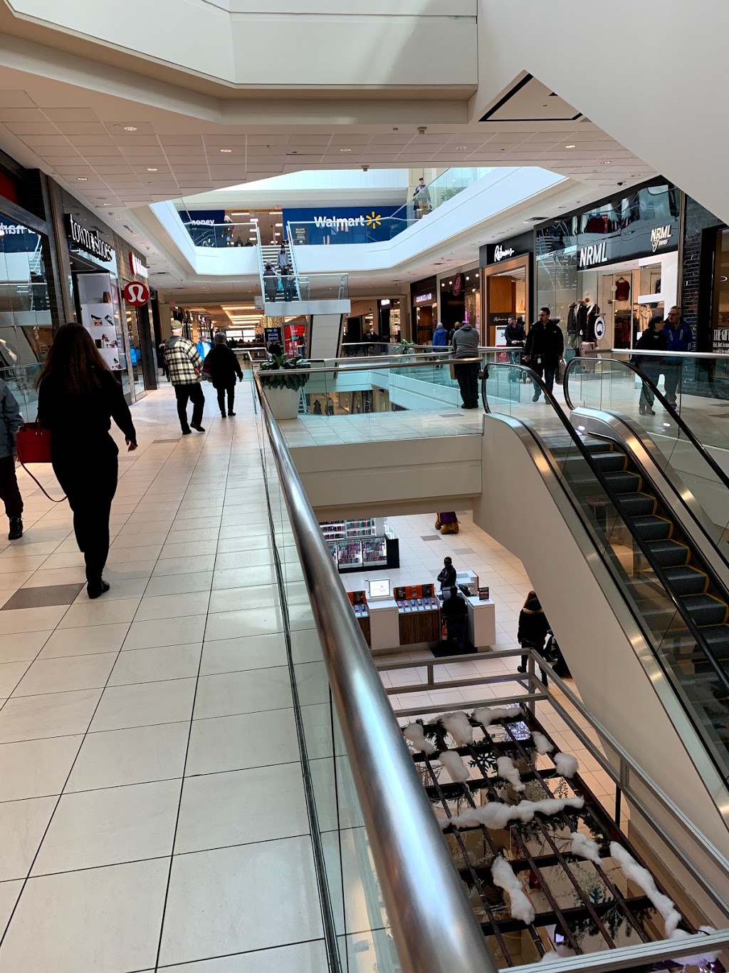 Apple Bayshore Shopping Centre | 100 Bayshore Dr, Nepean, ON K2B 8C1, Canada | Phone: (613) 288-7950