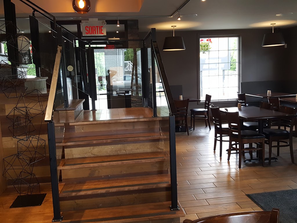 St-Hubert Express | 700 Rue Saint-Isidore, Saint-Lin - Laurentides, QC J5M 2V2, Canada | Phone: (450) 302-1696