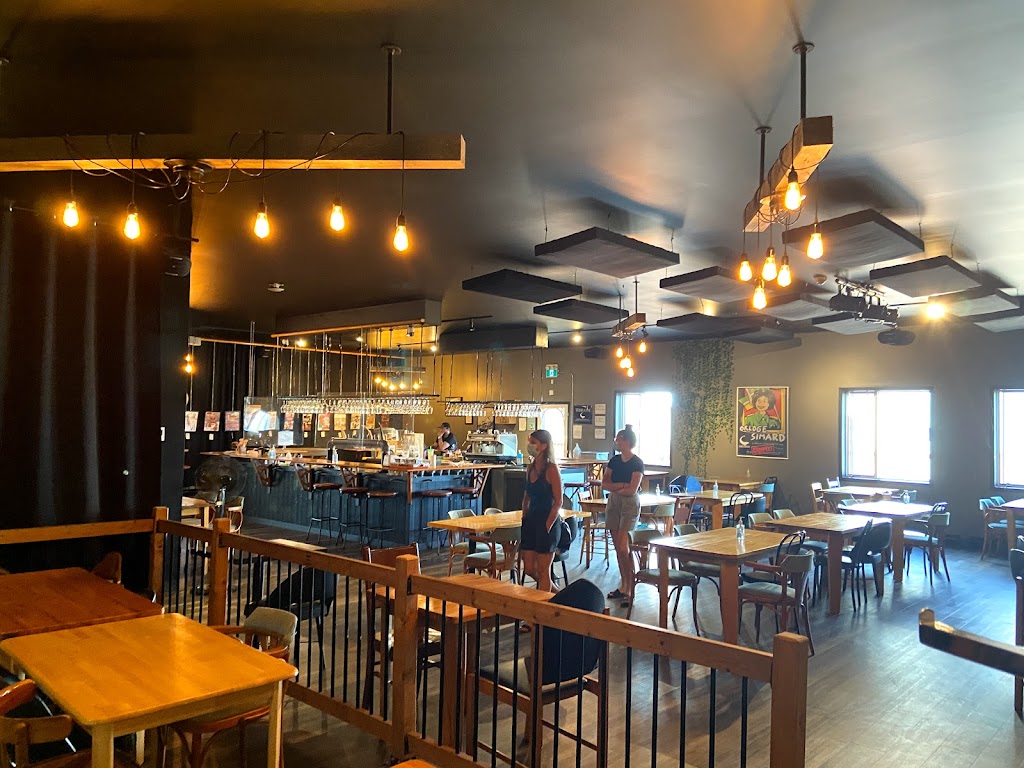 Baleine Endiablée - Microbrasserie & Auberge Conviviale | 229 QC-132, Rivière-Ouelle, QC G0L 2C0, Canada | Phone: (418) 371-0758