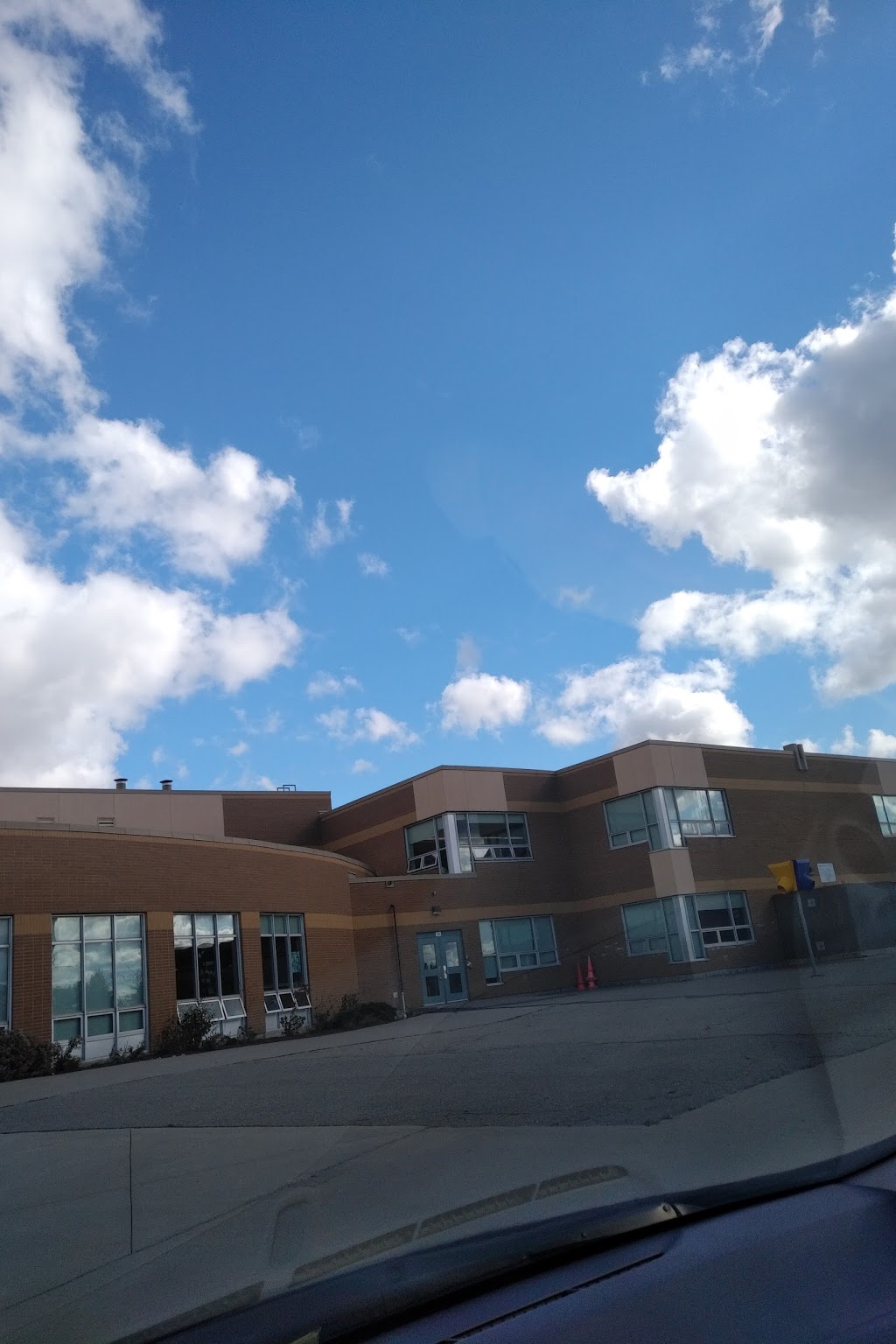 Derry West Village Public School | 620 Twain Ave, Mississauga, ON L5W 1M1, Canada | Phone: (905) 565-5762