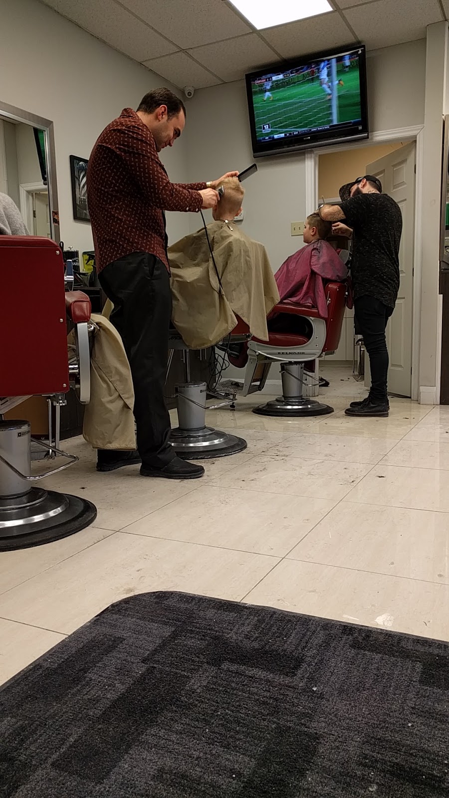 Carlos Barber Shop | 331 Bayfield St #8, Barrie, ON L4M 3C2, Canada | Phone: (705) 721-4400