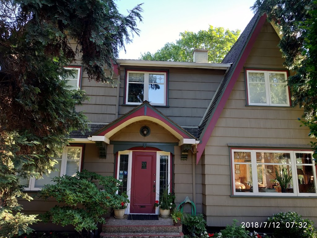 Point Grey Guest House | 4103 W 10th Ave, Vancouver, BC V6R 2H2, Canada | Phone: (604) 222-4104