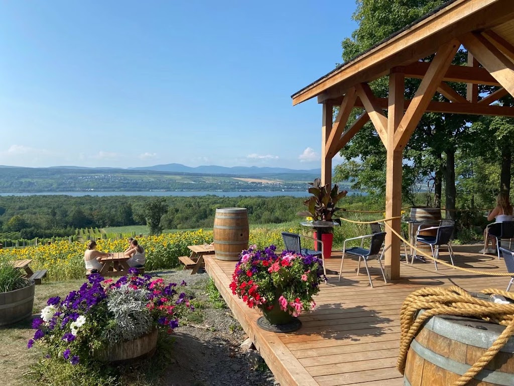 Vignoble Isle de Bacchus | p.1141, 1335 Chem. Royal c, Saint-Pierre, QC G0A 4E0, Canada | Phone: (418) 828-9562