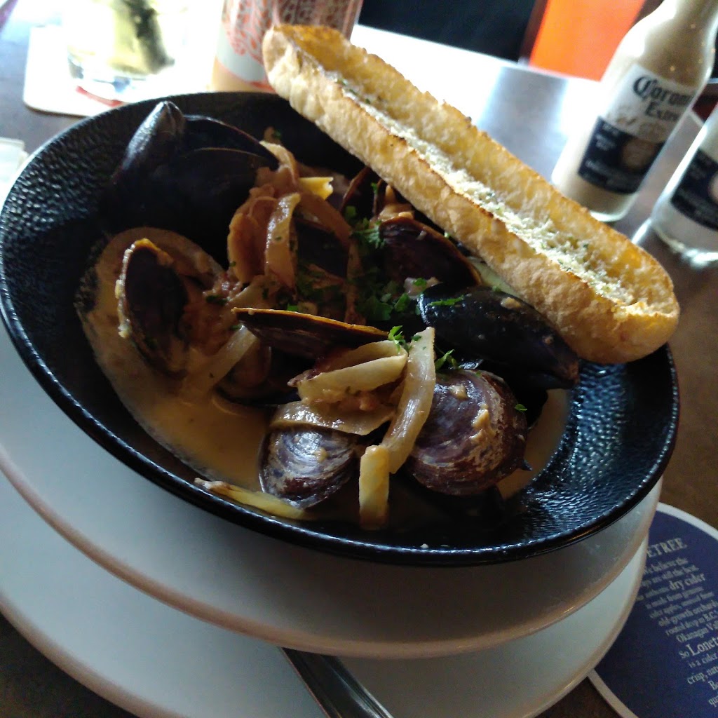 Bellevilles Watering Hole & Diner | 427 Belleville St, Victoria, BC V8V 4W9, Canada | Phone: (250) 388-0889