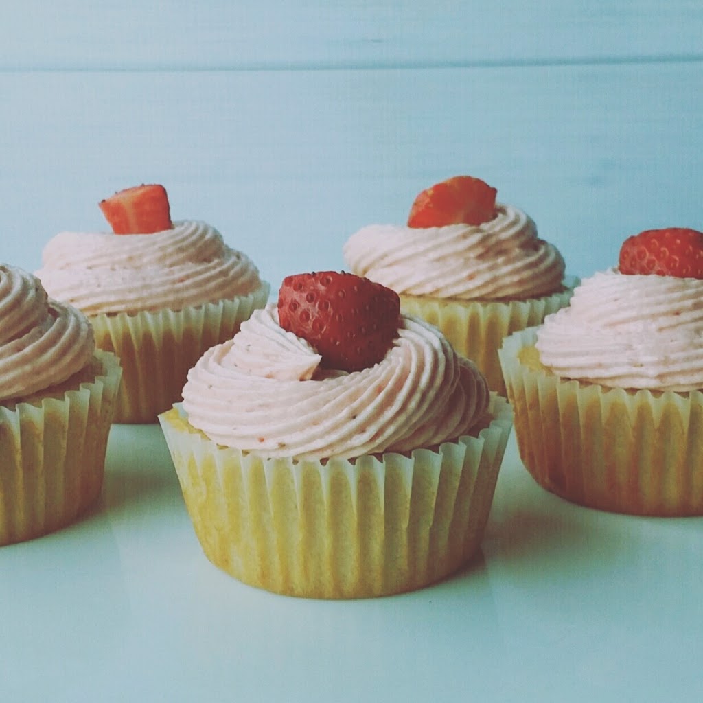 Cakes N Confections | 42 Arundel Rd, Winnipeg, MB R2J 2K9, Canada | Phone: (204) 588-2088