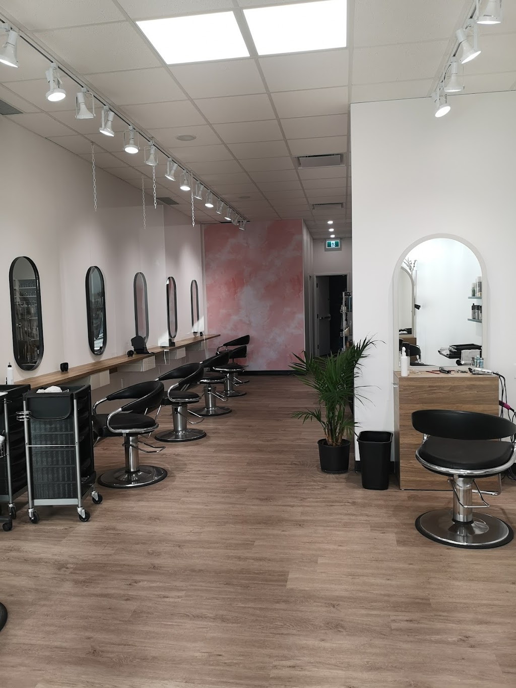 Coiffure La Nuque Inc | 2770 Bd de la Concorde E, Laval, QC H7E 2B4, Canada | Phone: (450) 669-1588