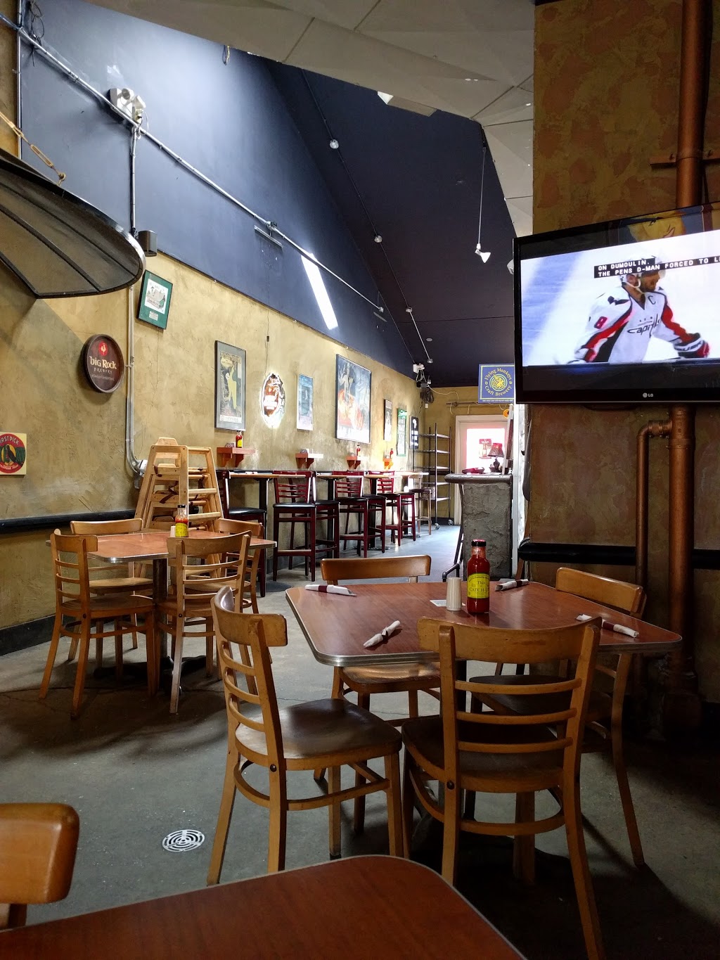 Bubis Awesome Eats | 620 University Ave W, Windsor, ON N9A 5R5, Canada | Phone: (519) 252-2001