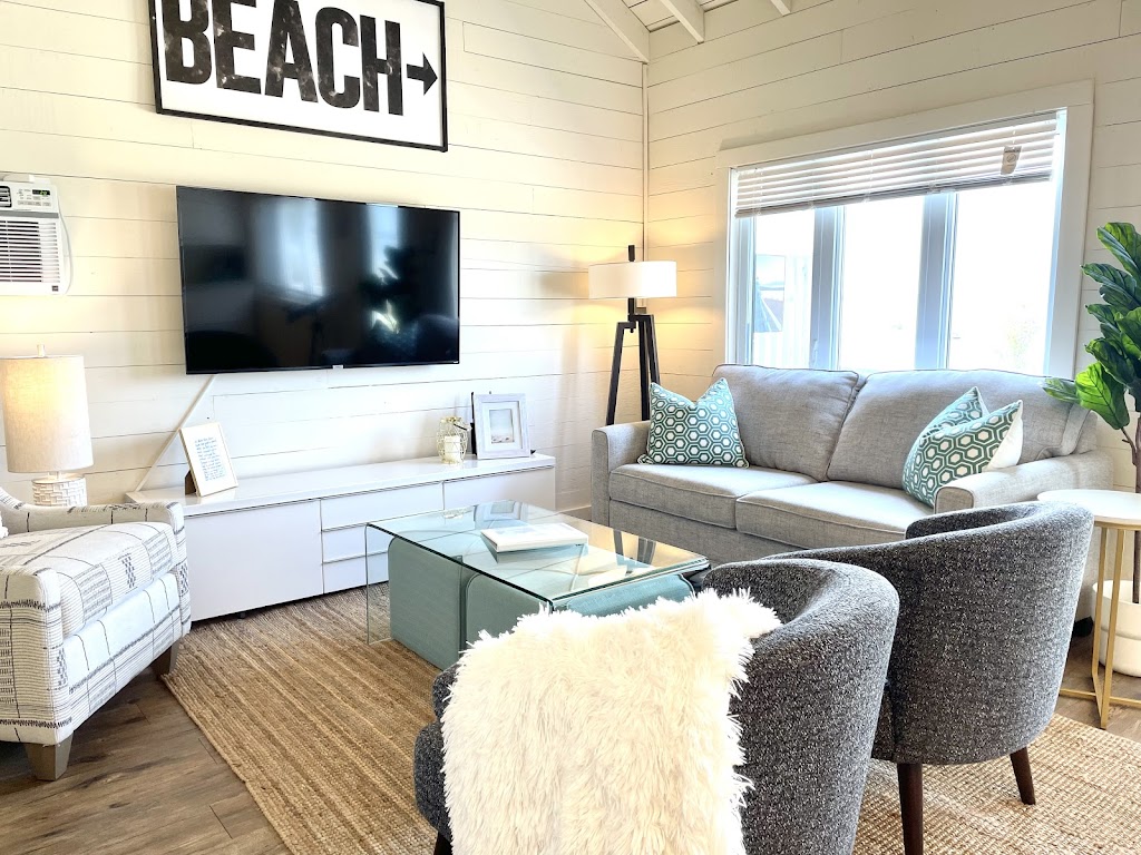 The Little Blue Beach House | 141 Greatview Trail, Pembroke, ON K8A 6W2, Canada | Phone: (289) 929-4171