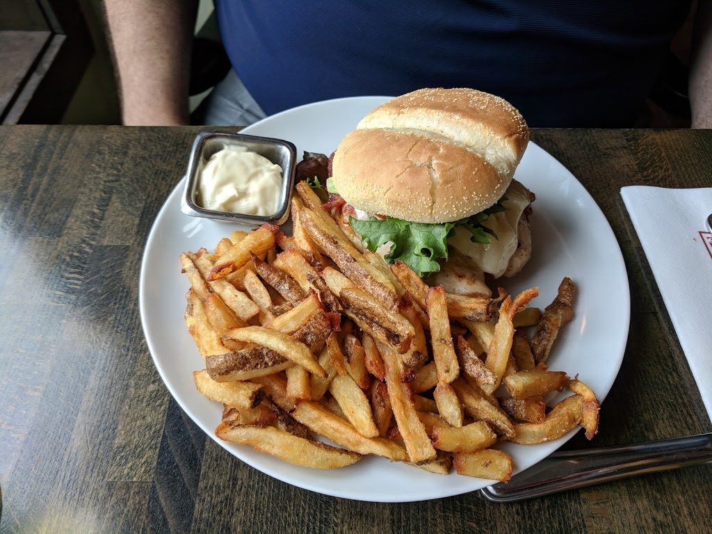 Bistro 4 Saisons | 4940 Chemin du Parc, Orford, QC J1X 7N9, Canada | Phone: (819) 847-2555