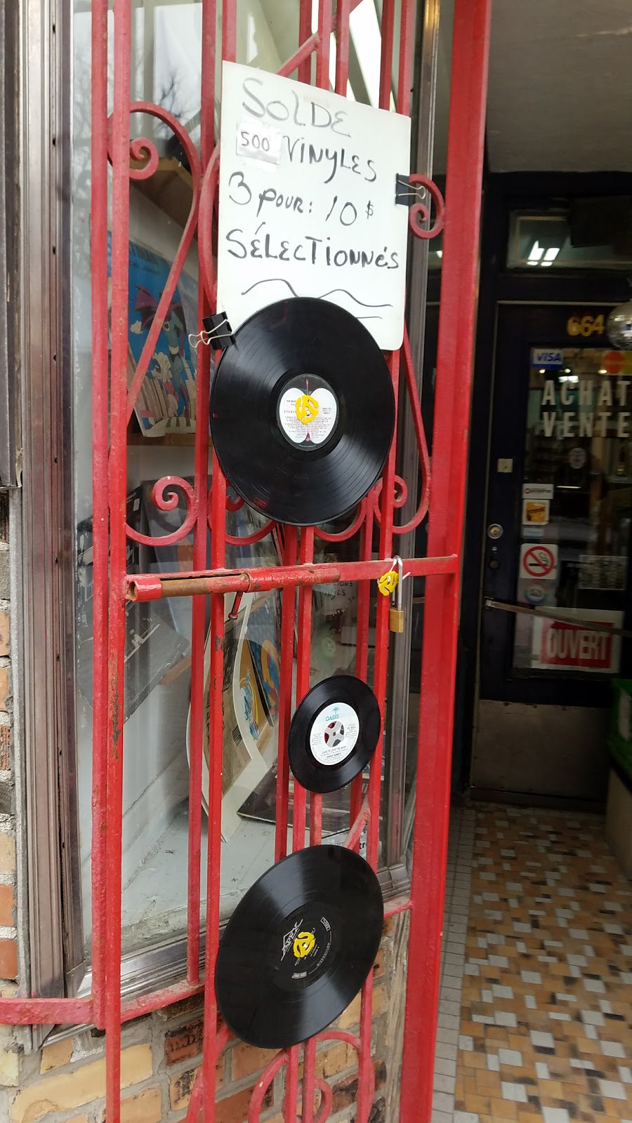 Musique Chez Sonny | 664 Rue Saint-Jean, Québec, QC G1R 1P8, Canada | Phone: (418) 640-0590