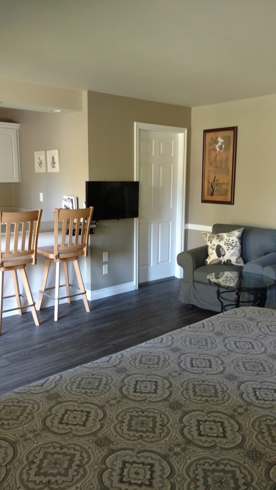 Nestledown Bed & Breakfast | 7655 Eureka Ave, Halfmoon Bay, BC V0N 1Y1, Canada | Phone: (604) 885-5570