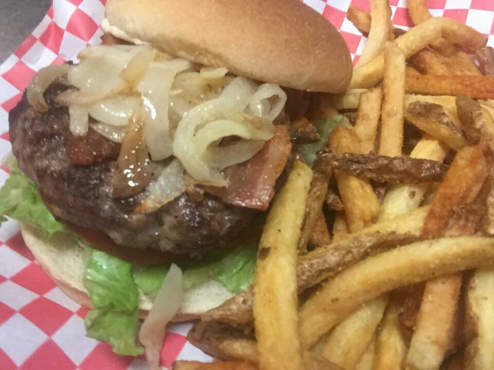 B Jays Kitchen Bar | 8221 Cummington Square E, Niagara Falls, ON L2G 6W1, Canada | Phone: (905) 295-3476
