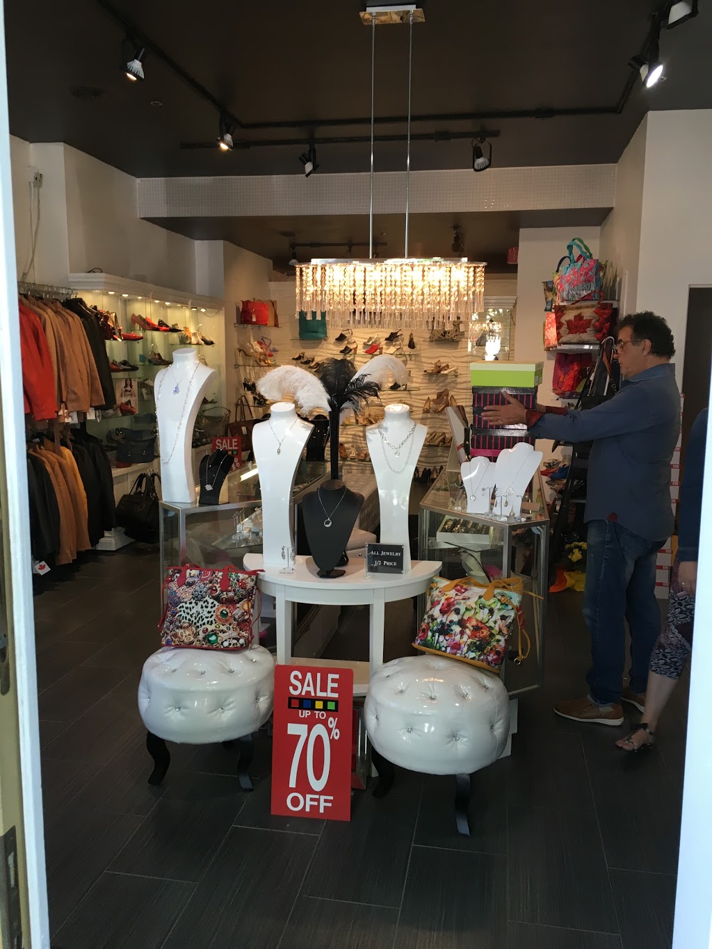 The Butterfly Gallery | 4438 Queen St, Niagara Falls, ON L2E 2L3, Canada | Phone: (905) 354-3204