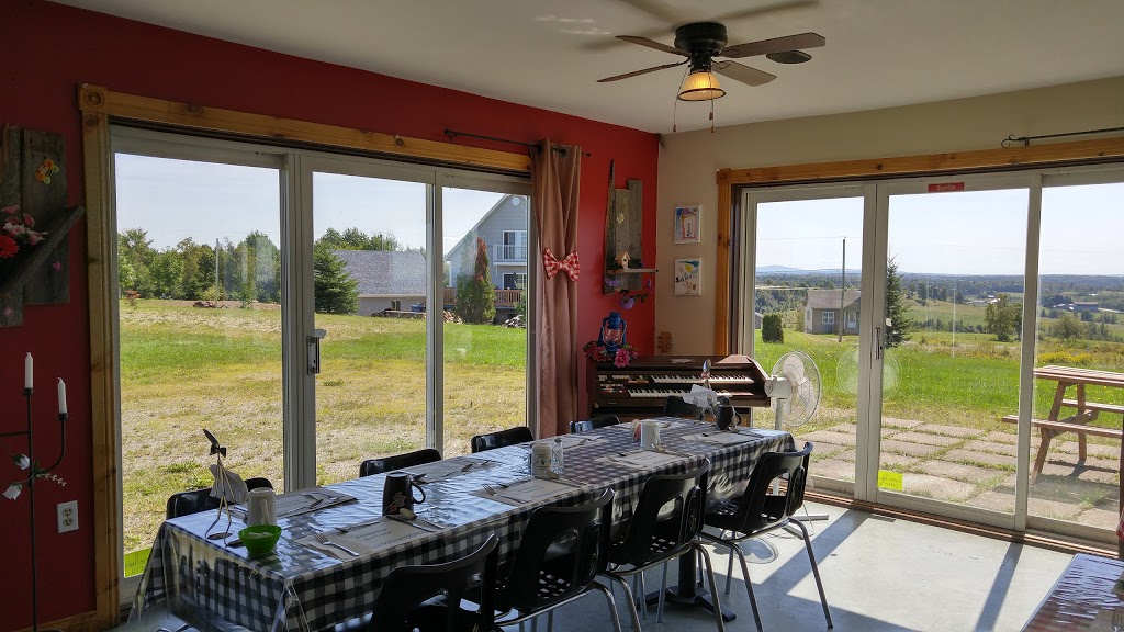 Restaurant Lorrizon | 325 Route De LEglise, Saint-Claude, QC J0B 2N0, Canada | Phone: (819) 845-2332