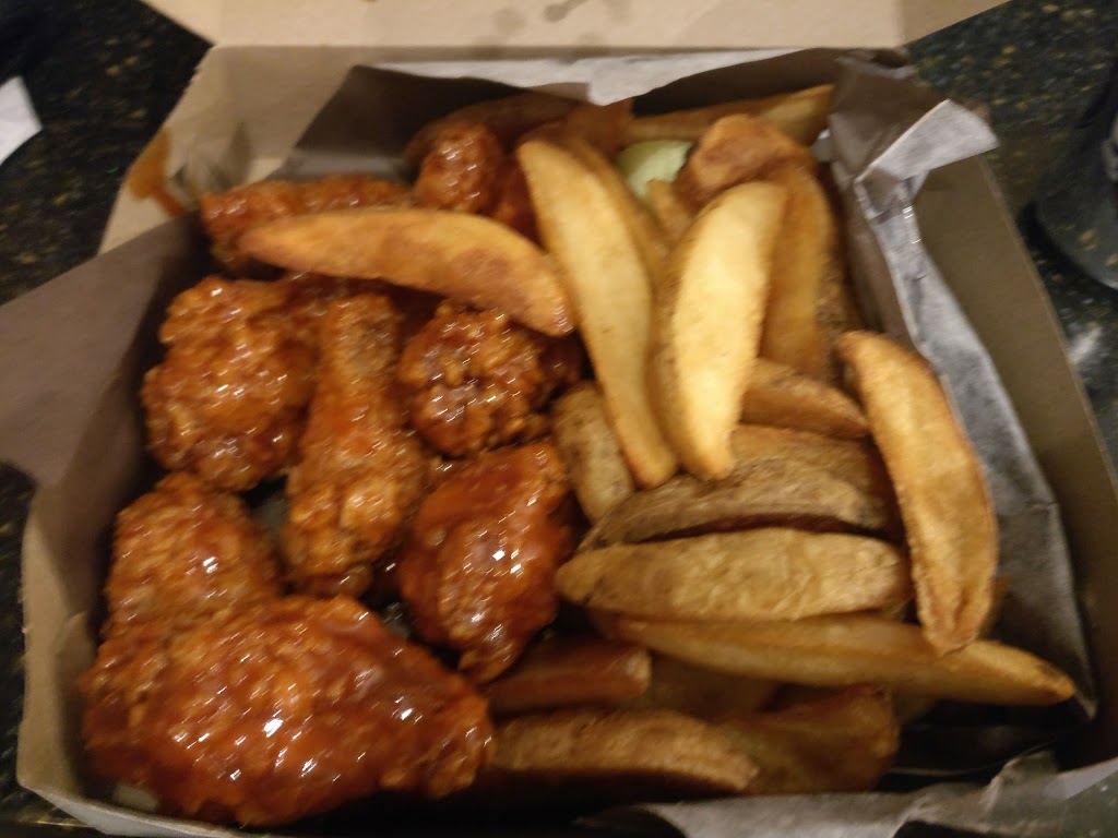 Red Rockets Wings and Ribs | 15 Wellington St N, Hamilton, ON L8R 1M7, Canada | Phone: (289) 389-2222