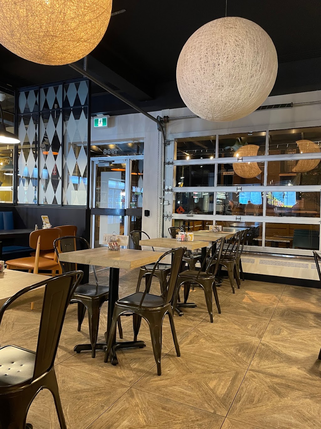 Casse-Croûte Pierrot | 1996 1re Av., Québec, QC G1L 3M2, Canada | Phone: (418) 529-4273