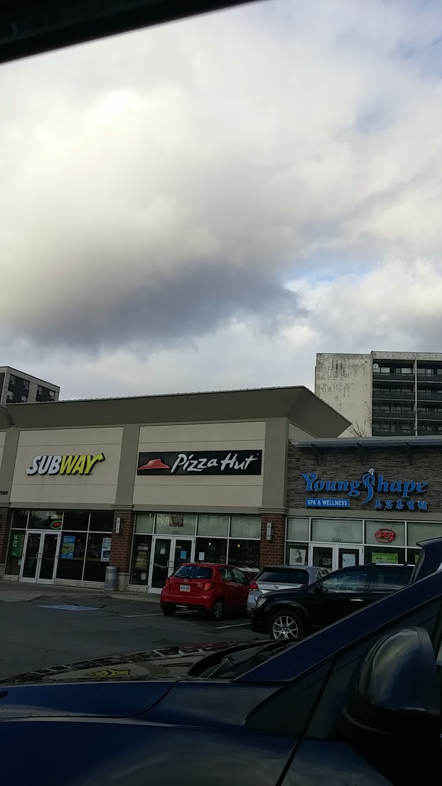 Pizza Hut | 1900 Fowler Dr, Mississauga, ON L5K 0A1, Canada | Phone: (905) 823-0061