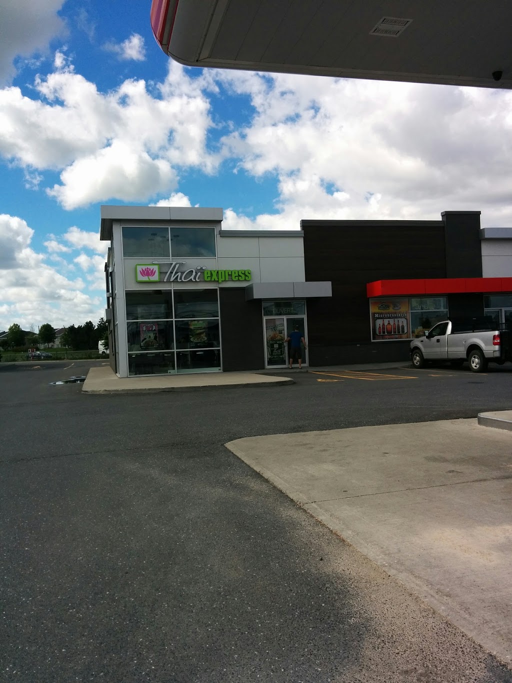 Thai Express | Petro Canada, 536 Boulevard Lionel-Boulet, Varennes, QC J3X 1P7, Canada | Phone: (450) 985-1220