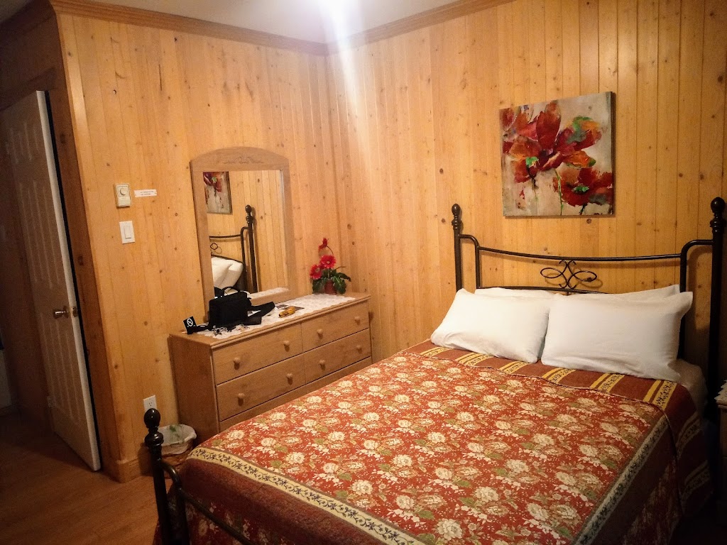 Hotel Sous La Croix | 3 Rue Sous la Croix, Tadoussac, QC G0T 2A0, Canada | Phone: (418) 235-2022