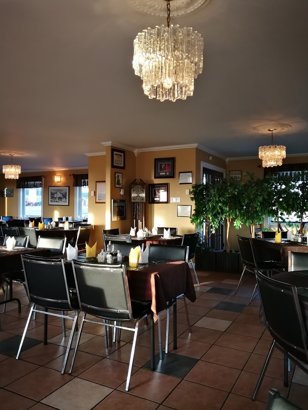 Browns Restaurant | 445 Trinity Rd South 80, Whiteway, NL A0B 3L0, Canada | Phone: (709) 588-7829
