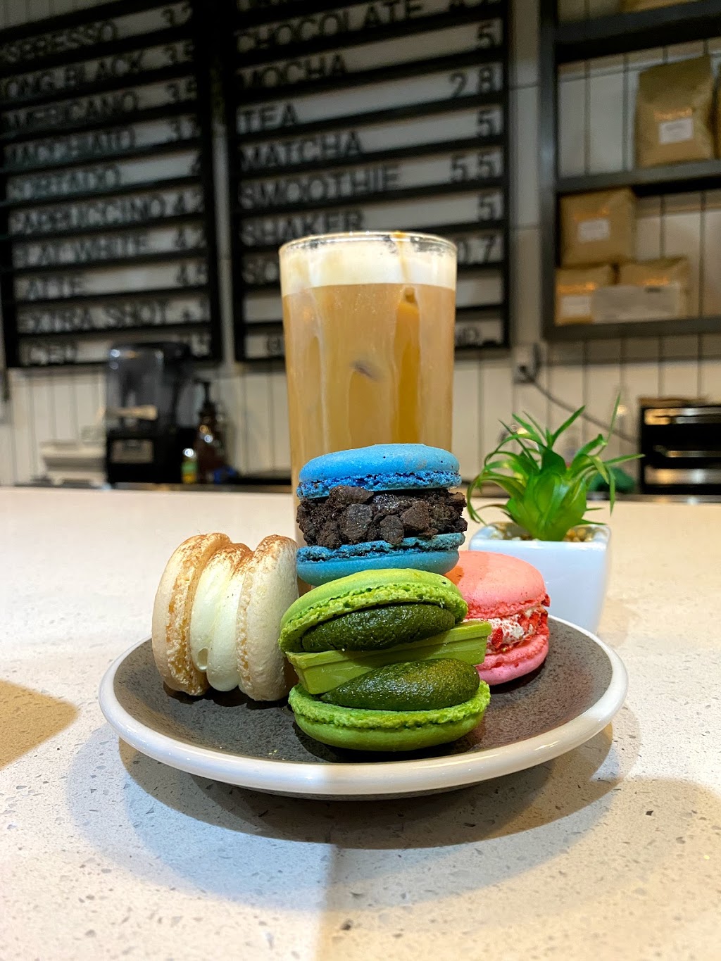 The Social Blend | 130 Eglinton Ave E, Toronto, ON M4P 2X9, Canada | Phone: (416) 484-9919