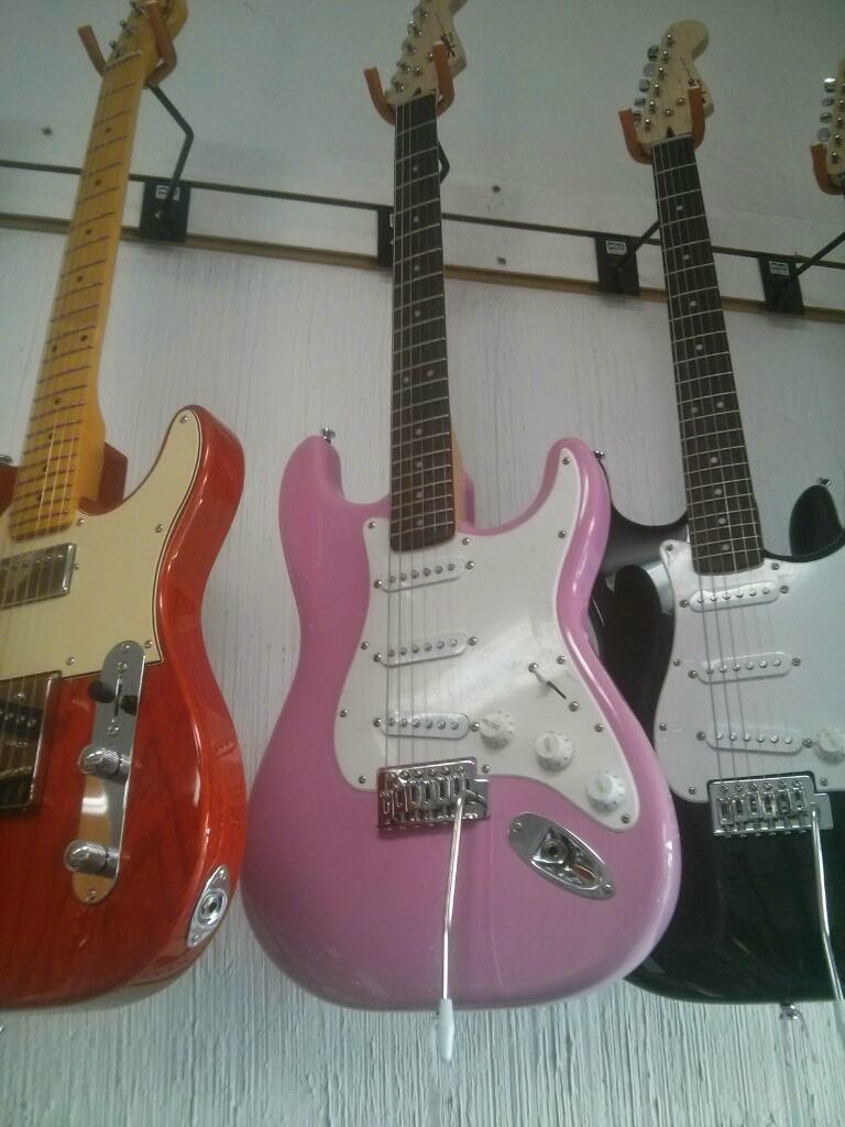 Junction Guitars | 2776 Dundas St W, Toronto, ON M6P 1Y3, Canada | Phone: (416) 761-0056