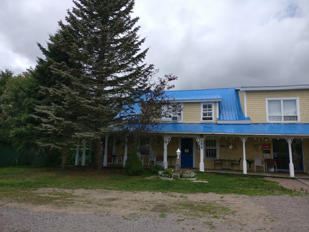 Gîte du café bleu | 127 QC-138, Grandes-Bergeronnes, QC G0T 1G0, Canada | Phone: (418) 232-2221