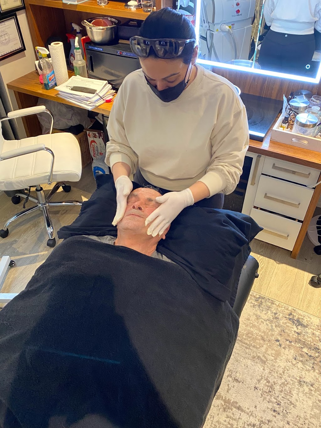Universal Laser Treatments Inc | 16 Longhouse St, Vaughan, ON L4L 4Z3, Canada | Phone: (647) 278-2211
