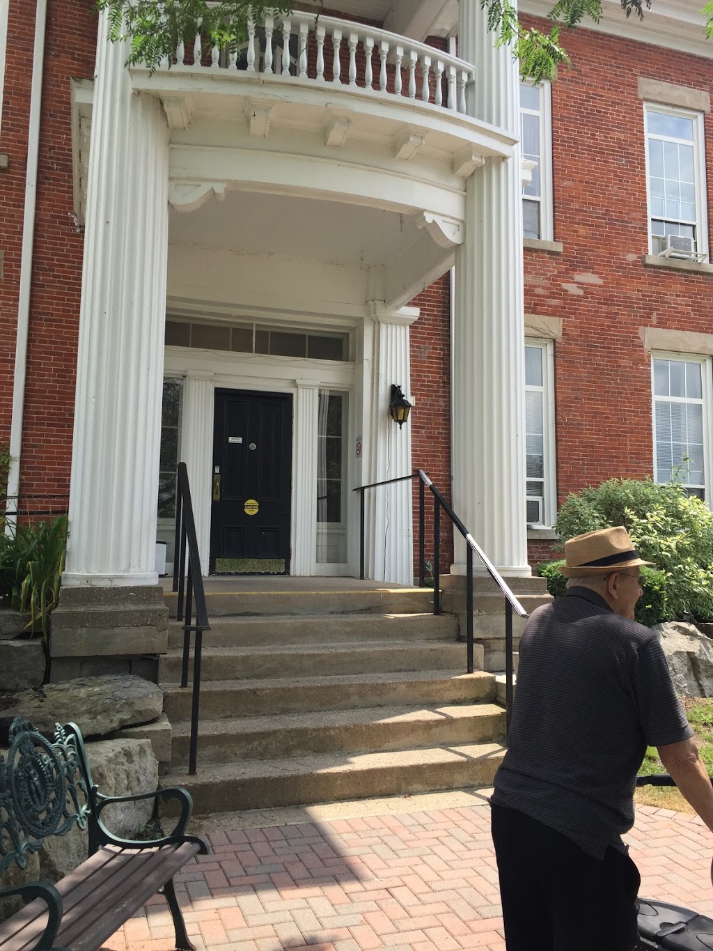 Willoughby Manor Retirement Residence | 3584 Bridgewater St, Niagara Falls, ON L2G 6H1, Canada | Phone: (905) 295-6288
