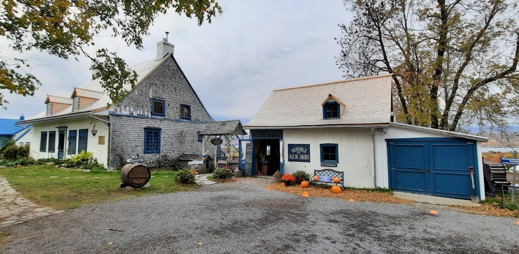 Vignoble Isle de Bacchus | p.1141, 1335 Chem. Royal c, Saint-Pierre, QC G0A 4E0, Canada | Phone: (418) 828-9562