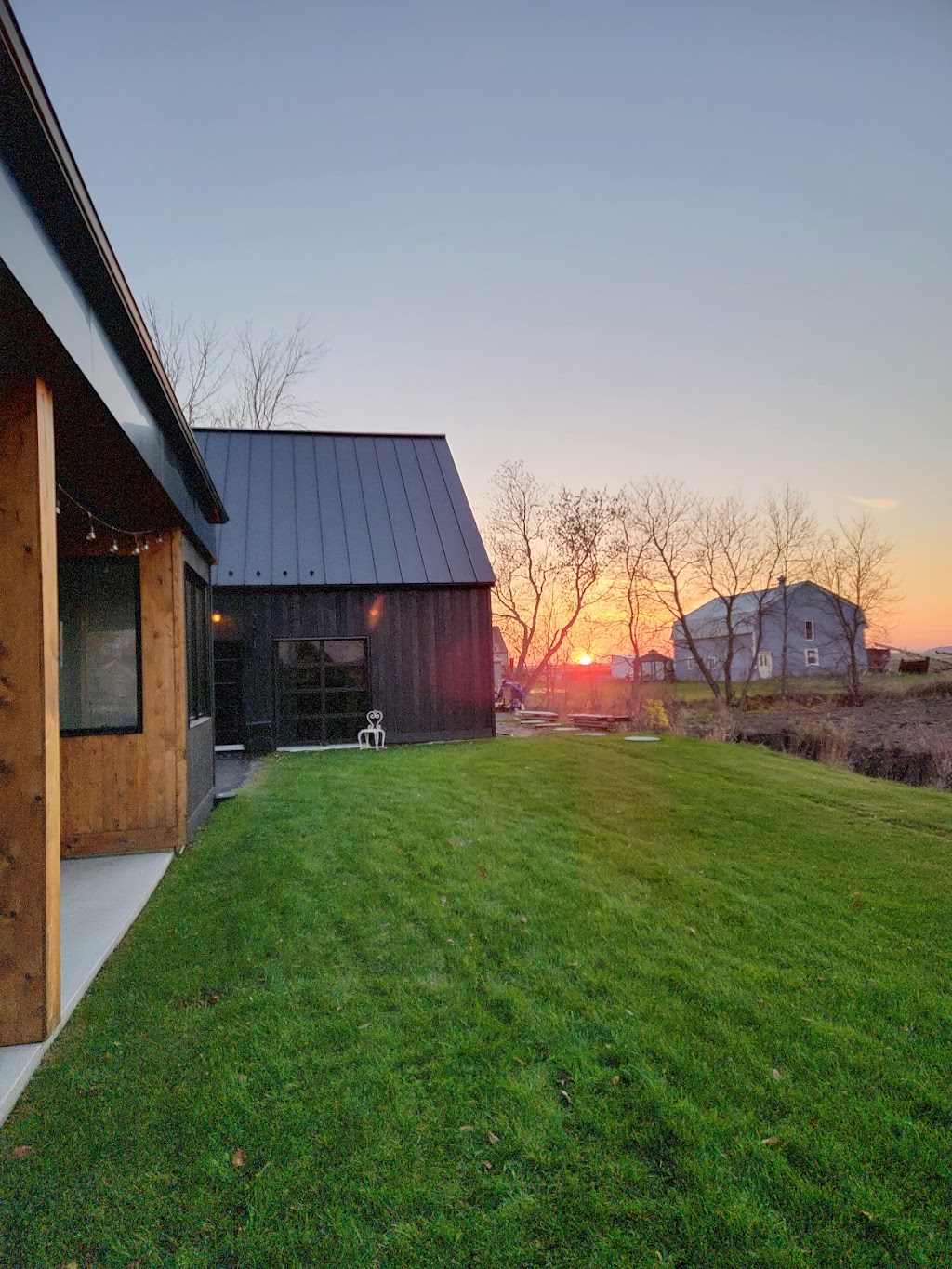 Maison du Chevalier Noir | 166 Chem. de la Beauce, Calixa-Lavallée, QC J0L 1A0, Canada | Phone: (514) 269-7511