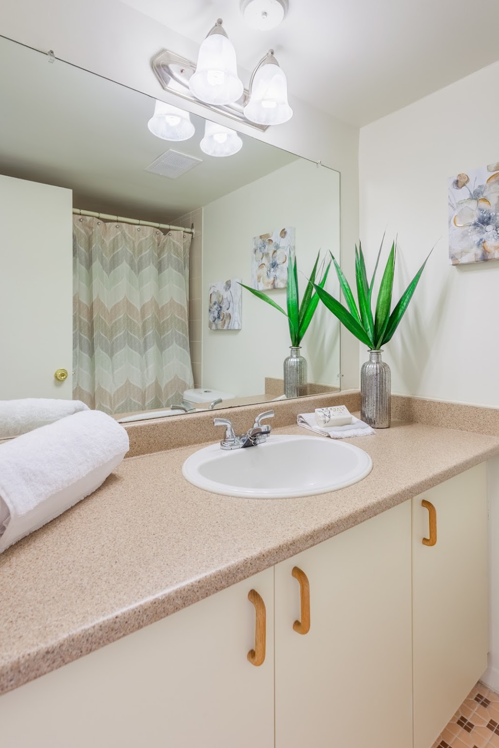Parkway Towers | 1071 Ambleside Dr, Ottawa, ON K2B 6V4, Canada | Phone: (613) 688-2222