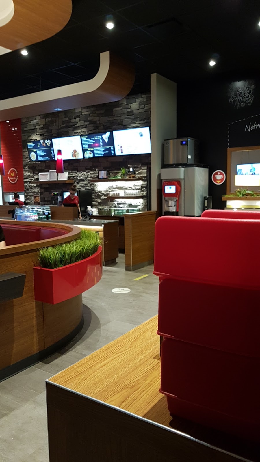 Benny&Co | 230 Boulevard Saint-Jean-Baptiste, Mercier, QC J6R 2B6, Canada | Phone: (450) 977-9444