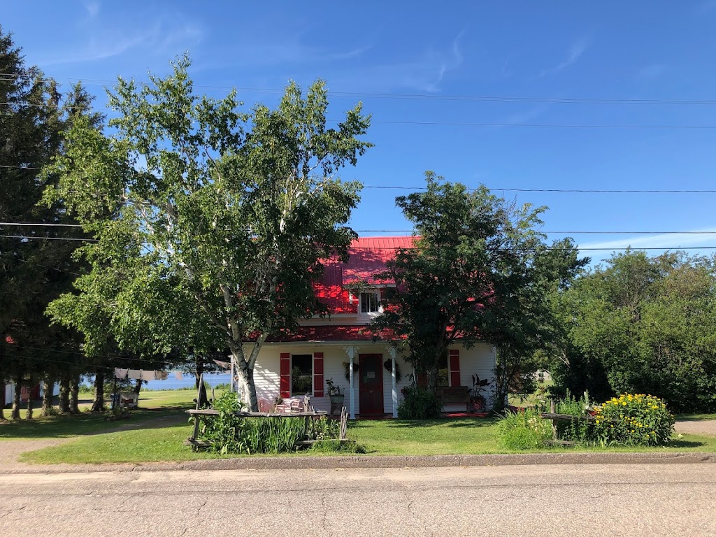 Gîte à la Vieille École | 5762 Chemin St Martin, La Baie, QC G7B 3N9, Canada | Phone: (418) 544-5094