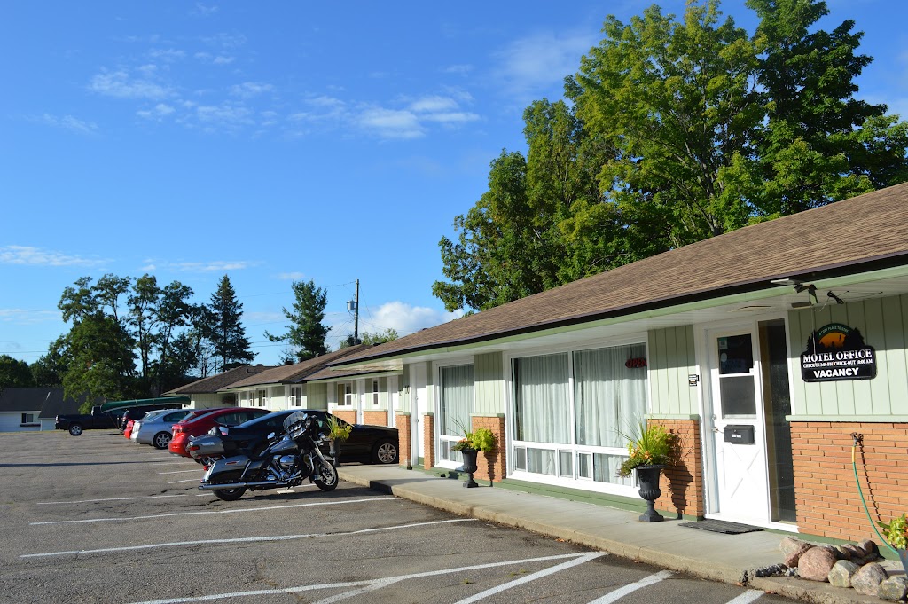 Pinewood Inn | 378 John St, Barrys Bay, ON K0J 1B0, Canada | Phone: (613) 756-1333