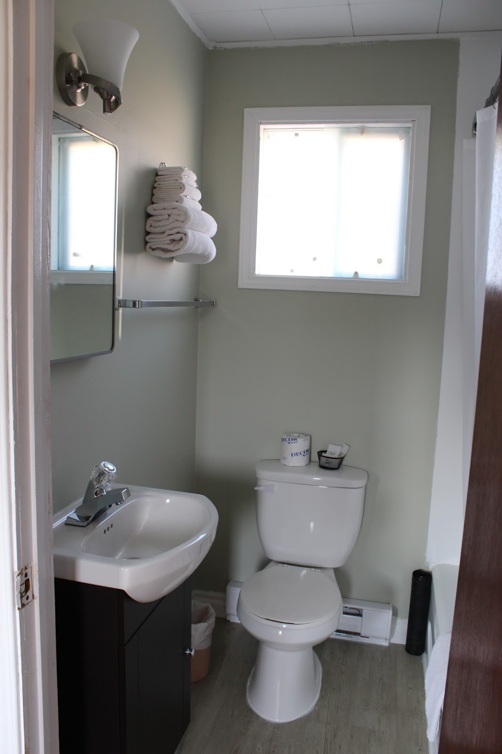 Pine Motel | 33852 ON-17, Deep River, ON K0J 1P0, Canada | Phone: (613) 584-3381