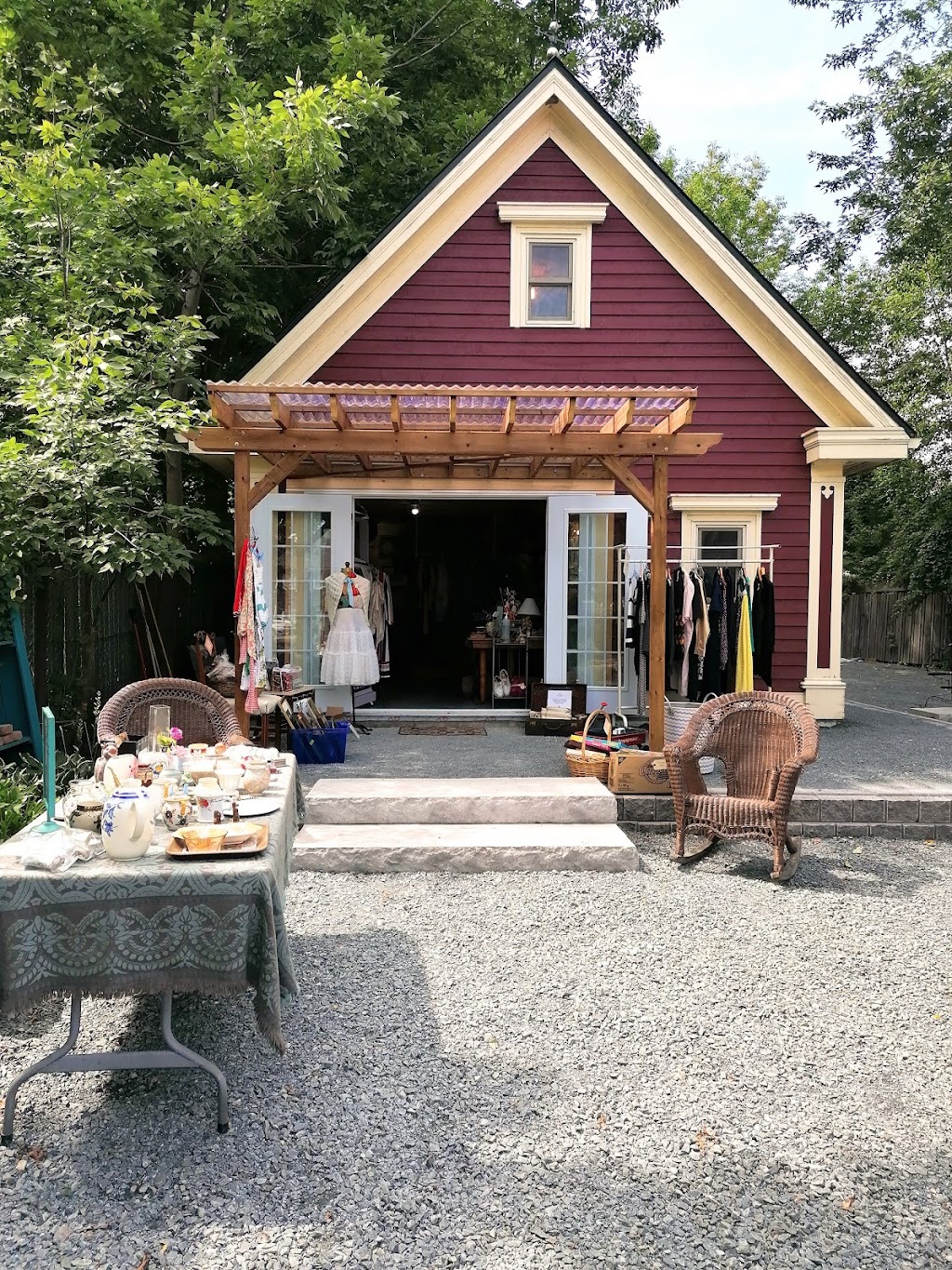 The Hanger and Clasp Vintage | 596 Main St, Mahone Bay, NS B0J 2E0, Canada | Phone: (902) 523-3179