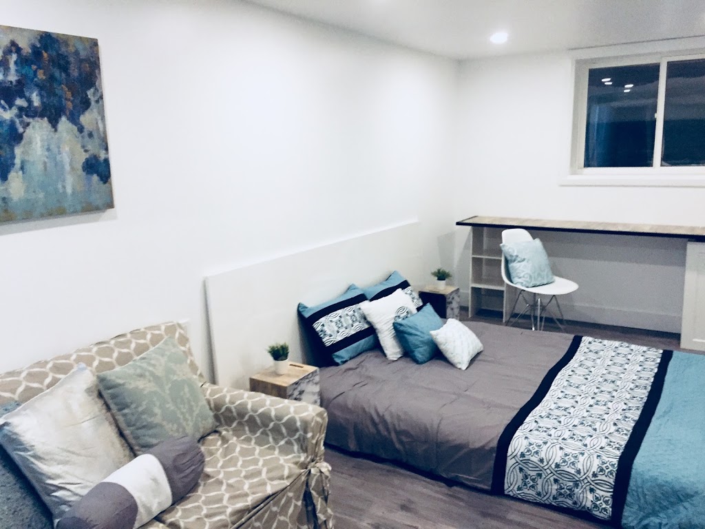 Yellow Door Barrie BnB Executive Suites | 25 Bluejay Dr, Barrie, ON L4M 5P8, Canada | Phone: (514) 567-1270