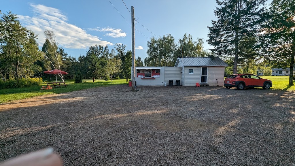 Casse-croûte Jo-Bine | 2121 Ave Principale, Saint-Élie-de-Caxton, QC G0X 2N0, Canada | Phone: (819) 221-2120
