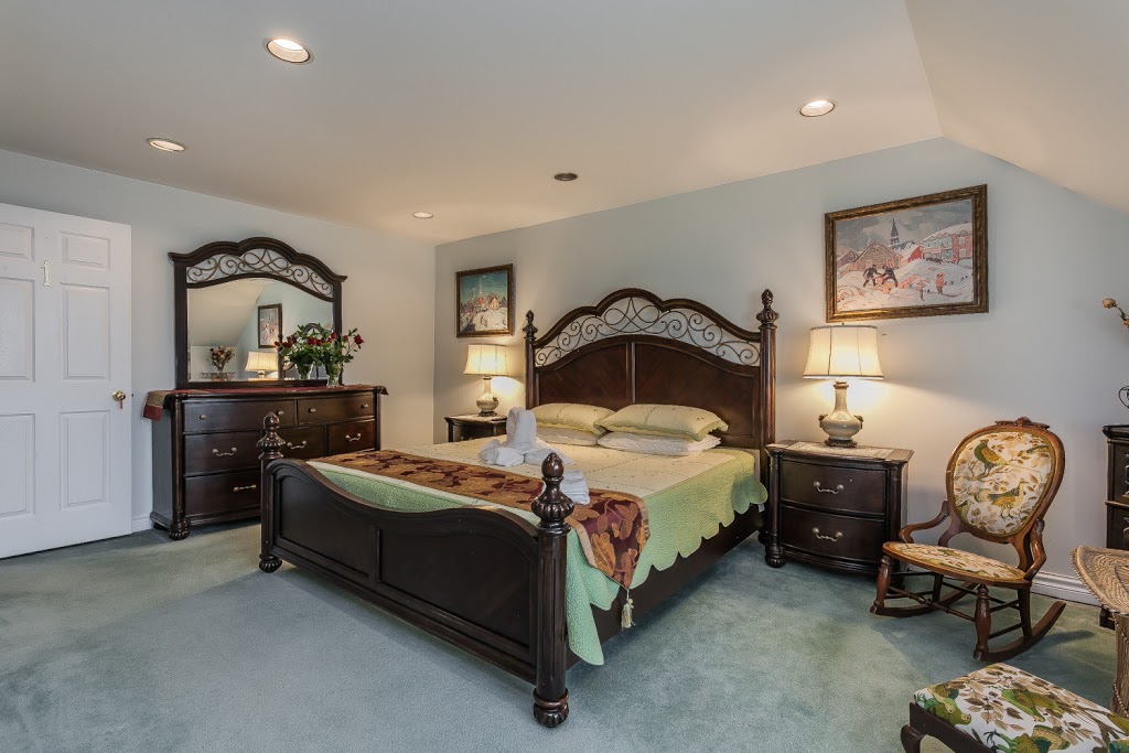 Rose Garden B&B | 1030 Bathurst St, Toronto, ON M5R 3G7, Canada | Phone: (416) 898-0746