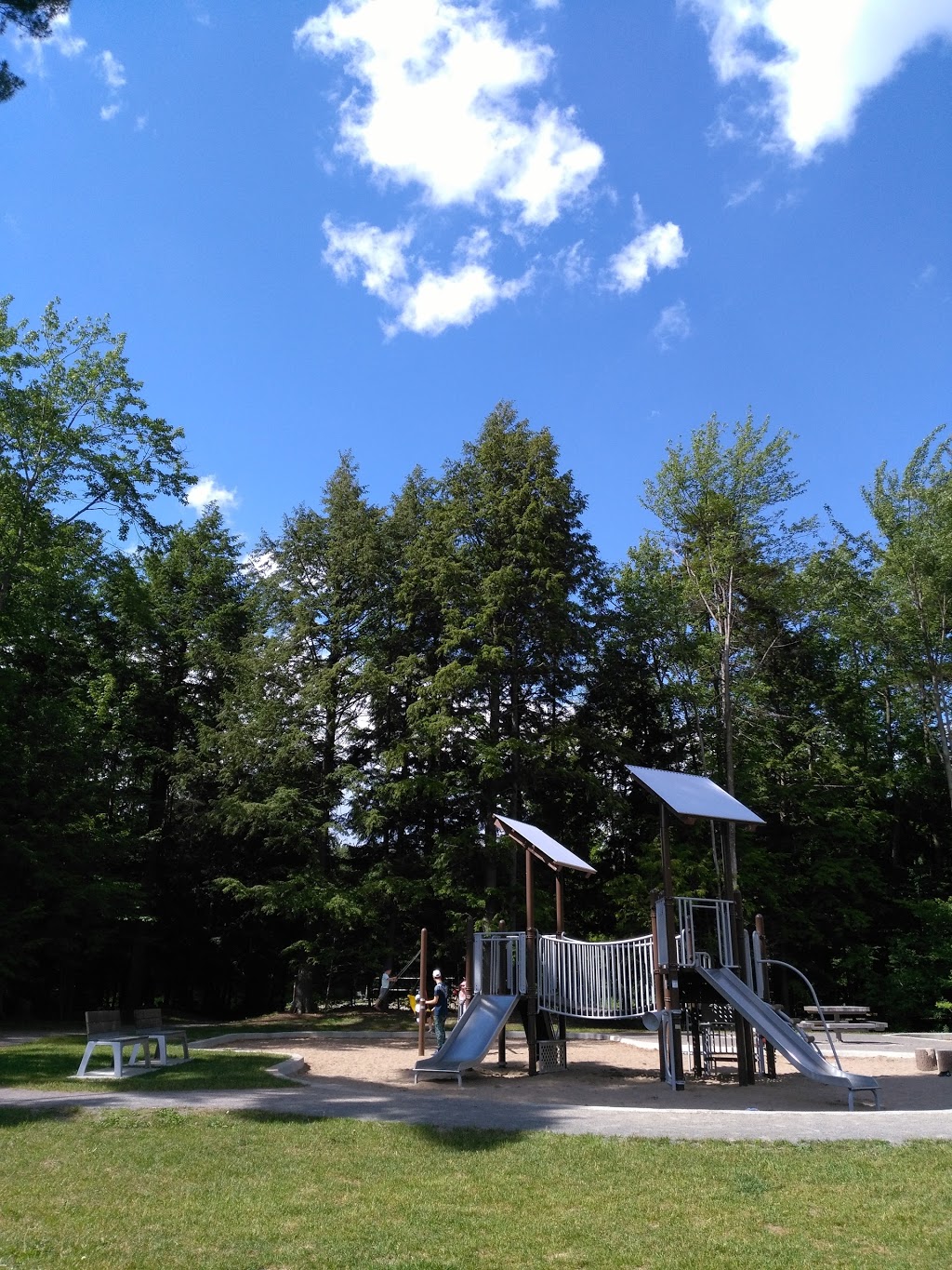 Fontainebleau Park | park | 43 Boul de Fontainebleau, Blainville, QC J7B 1L5, Canada | 4504345385 OR +1 450-434-5385