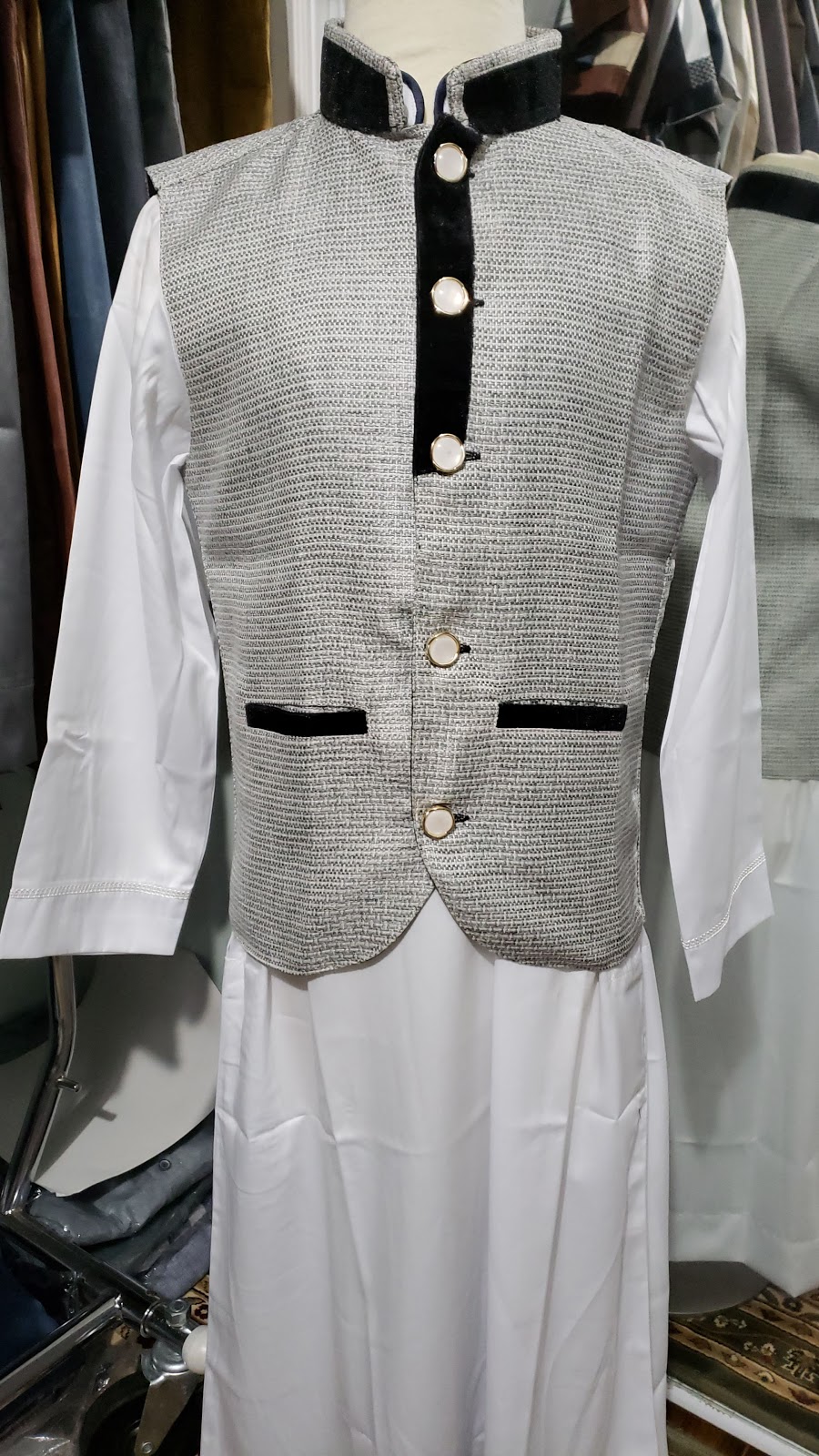 Al Hashmi Thobes & Kurtas | 55 Marcos Blvd, Scarborough, ON M1K 5A7, Canada | Phone: (416) 578-5313