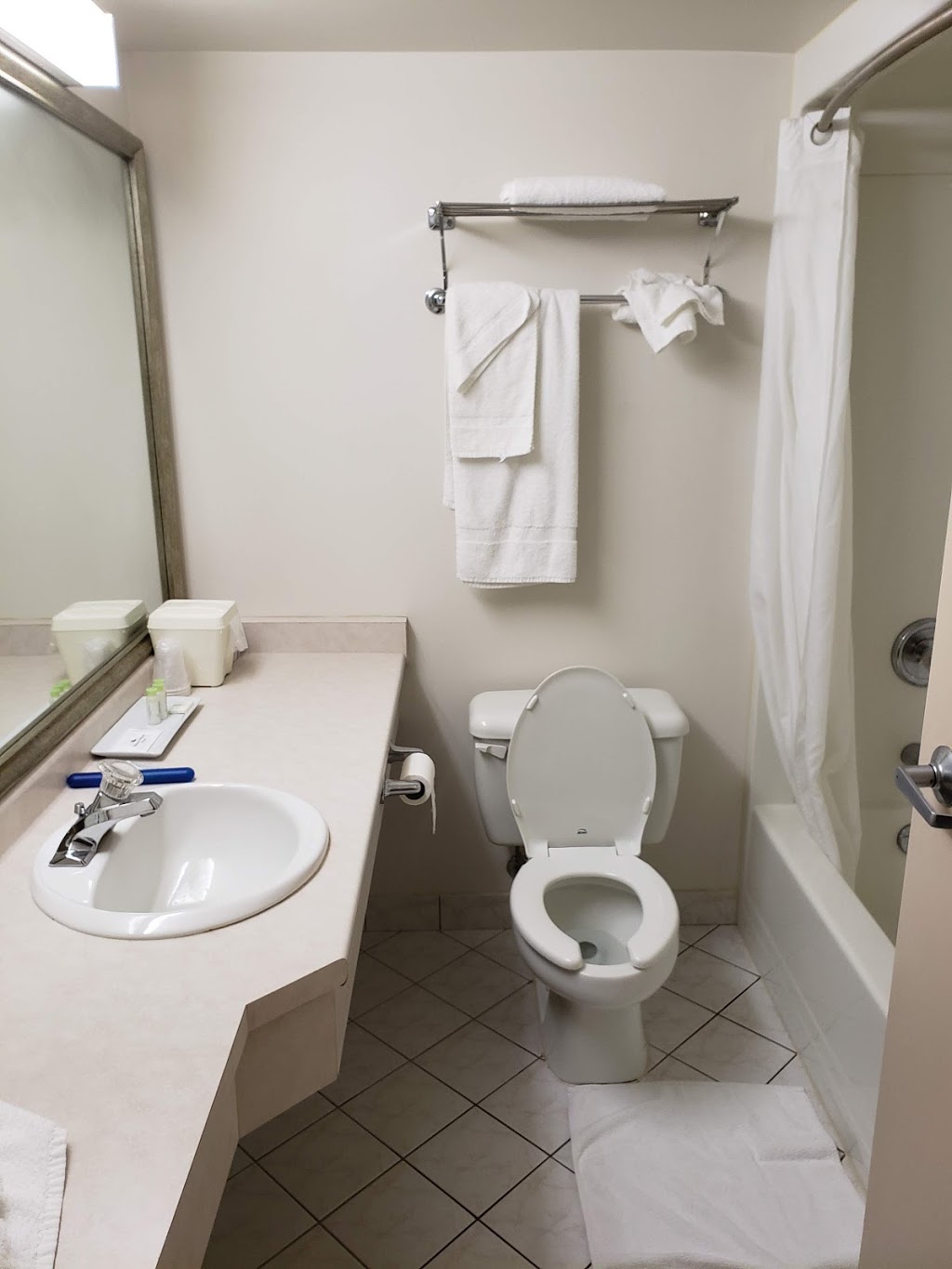 The Peninsula Inn | 7373 Niagara Square Dr, Niagara Falls, ON L2H 1J2, Canada | Phone: (905) 354-8812