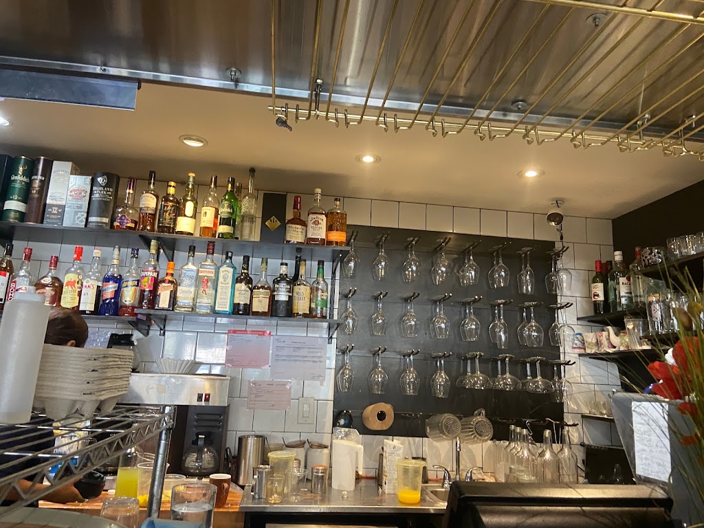 Tsak-Tsak Beaubien | 200 Rue Beaubien E, Montréal, QC H2S 1R4, Canada | Phone: (514) 495-7812