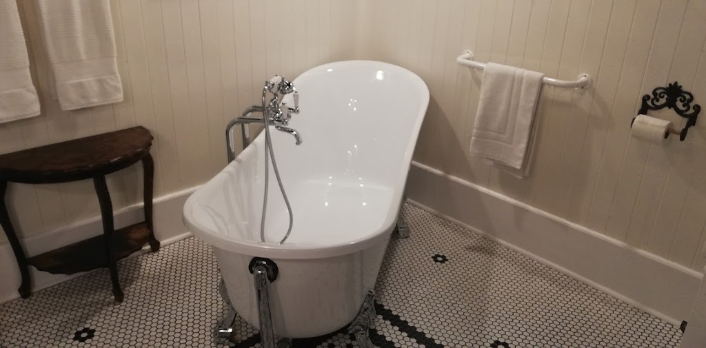 Lionheart Guest House | 89 Main St, Lions Head, ON N0H 1W0, Canada | Phone: (519) 387-2015
