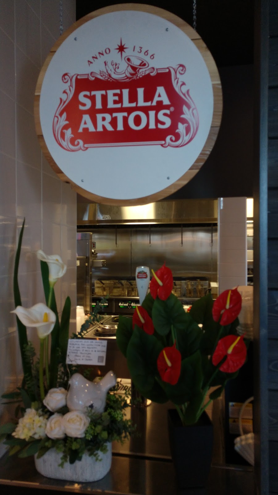 St-Hubert Express | Rue Laval, Lac-Mégantic, QC G6B 1A4, Canada | Phone: (819) 583-6767