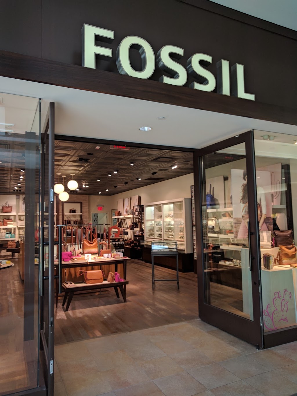 Fossil Store | 2960 Kingsway Drive Ste. C012A, Kitchener, ON N2C 1X1, Canada | Phone: (519) 896-4869